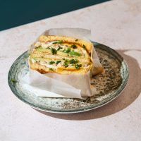 Brioche de pollo con salsa mayo-yakiniku, huevo y aguacate troceado
