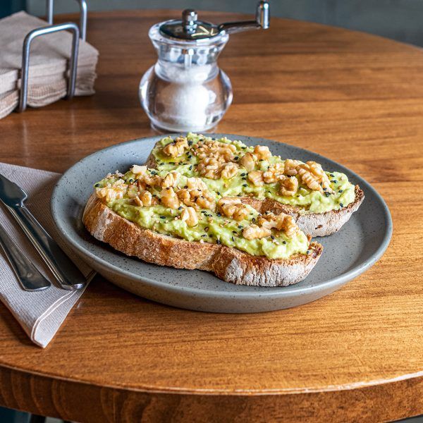 Tostadas de aguacate con nueces en Bo&Go