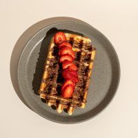Gofre con topping de chocolate y fresas. Receta propia