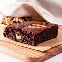 Brownie vegano con nueces. Receta propia
